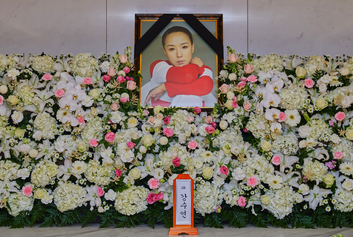 影后姜受延靈堂曝光！鮮花堆滿一墻，金喜善送花圈奉俊昊現(xiàn)場悼念