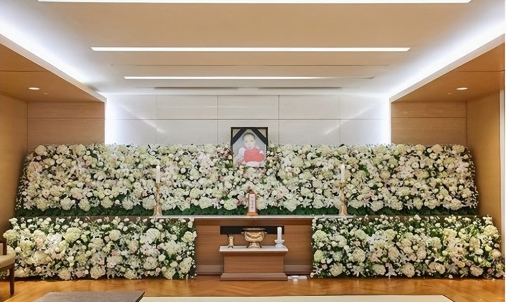 影后姜受延靈堂曝光！鮮花堆滿一墻，金喜善送花圈奉俊昊現(xiàn)場悼念